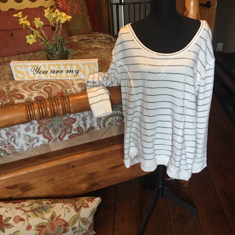 Women’s Maurice’s XXL crew neck sweatshirt